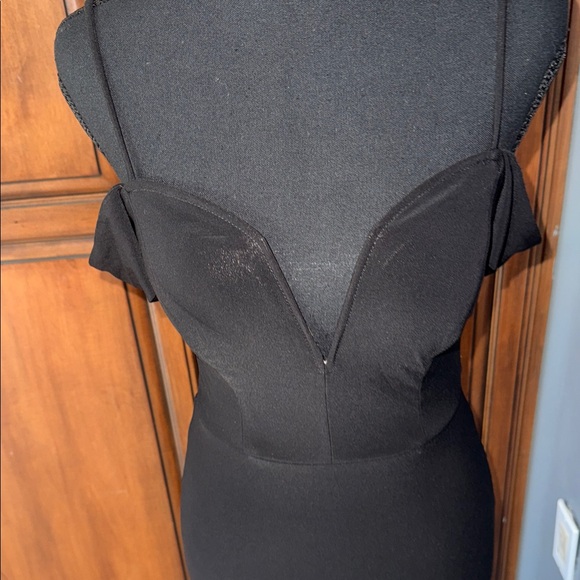 Elegant Black Evening Gown - Picture 4 of 7